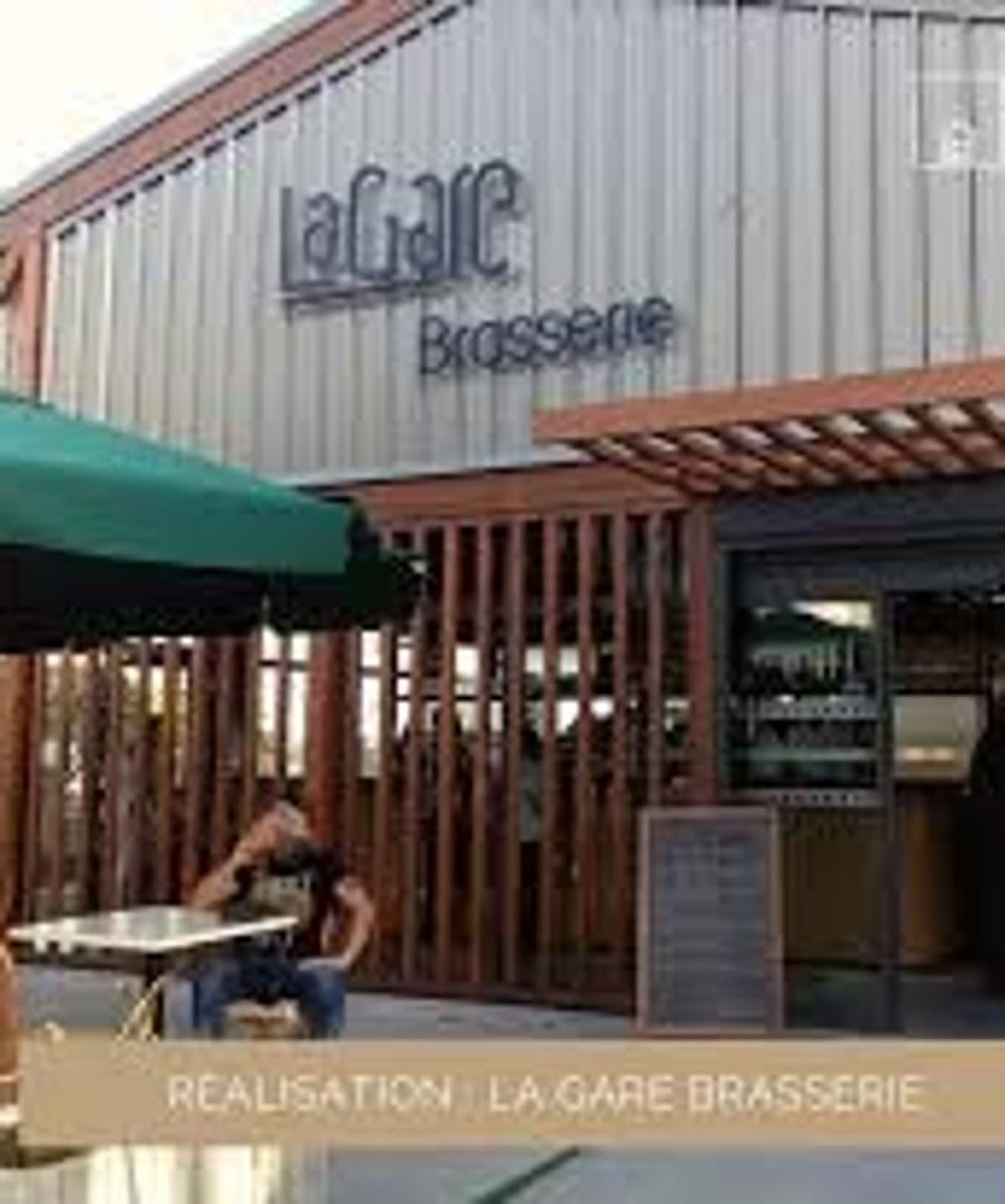 Enseigne et terrasse de La Gare Brasserie à Saint-Pierre