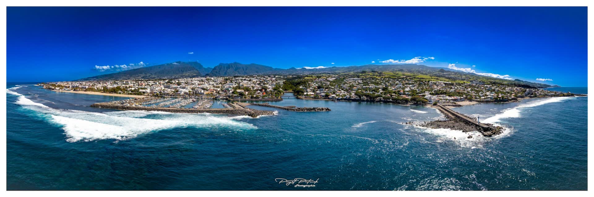 Vue aérienne de la baie et du front de mer de Saint-Pierre, La Réunion