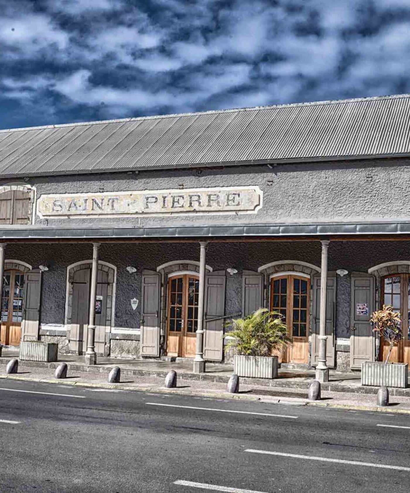 Façade historique de l'ancienne Gare de Saint-Pierre abritant La Gare Brasserie