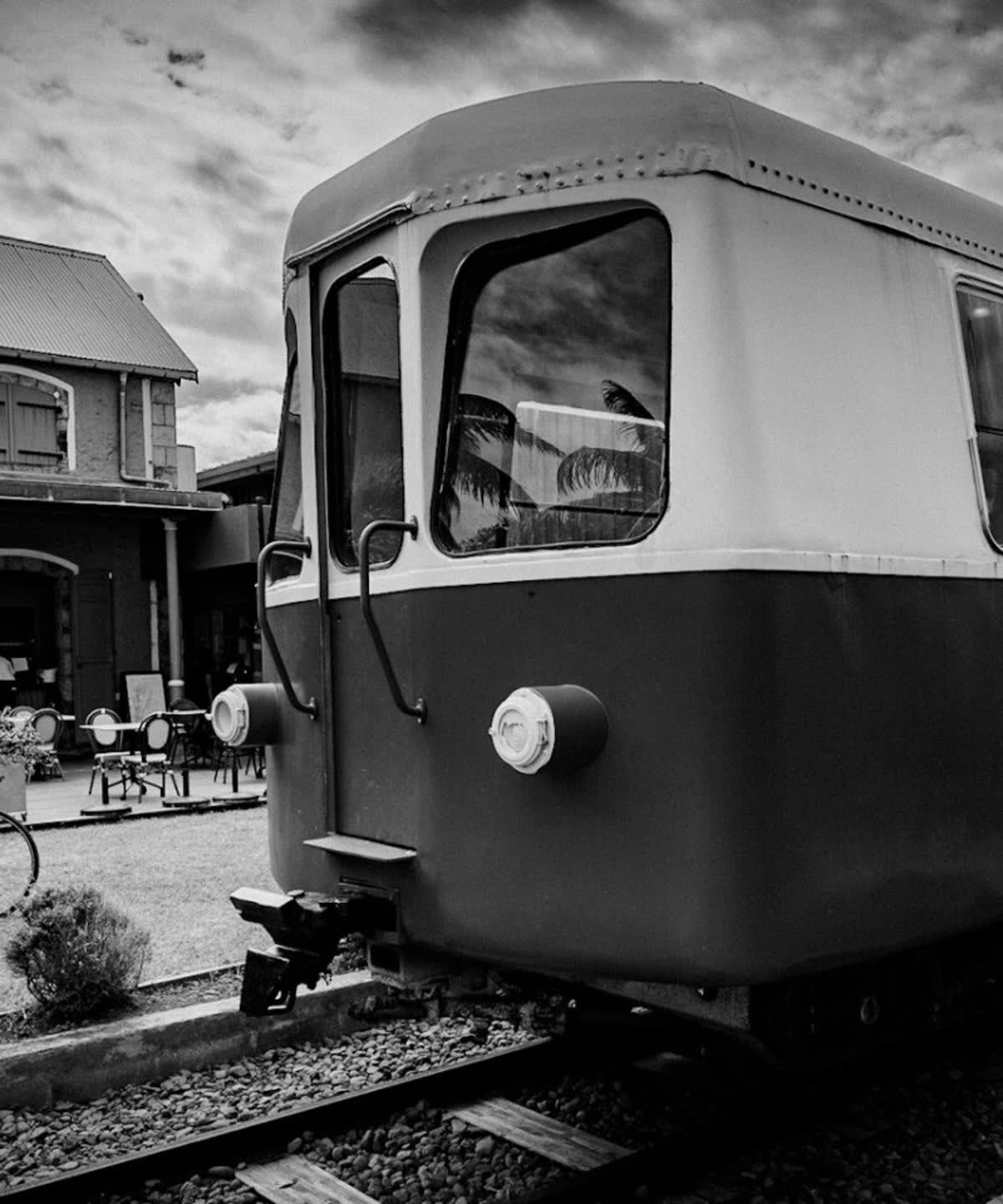 Ancien wagon de train exposé sur la terrasse de La Gare Brasserie, clin d'œil à l'histoire ferroviaire du lieu